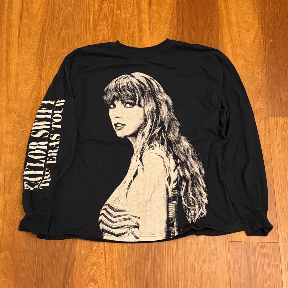 Taylor Swift The Eras Tour Long Sleeve Graphic Concert T-Shirt Size XL